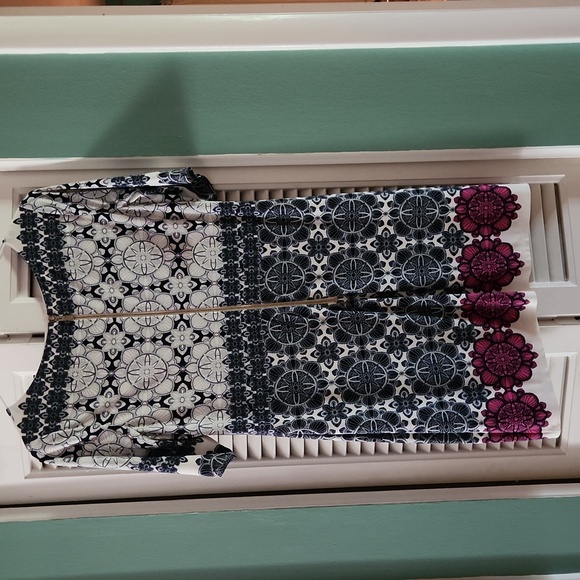 Women's s/s dress, with cream lining,  gold zipper back. - Picture 4 of 7